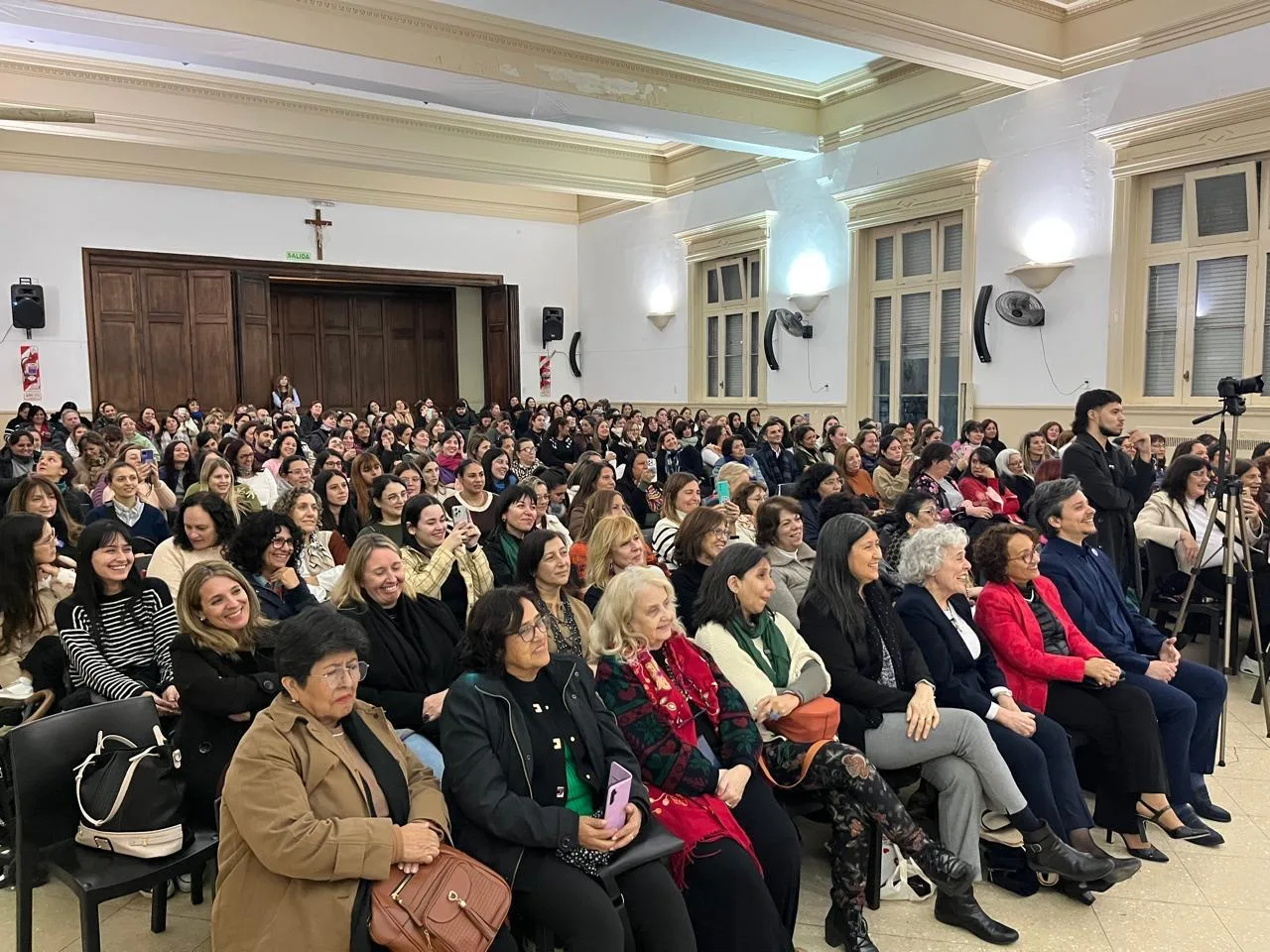 Imagen del encuentro del encuentro 19° de OMEP, con decenas de personas sentadas en un auditorio.